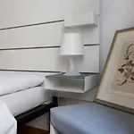 Sotto Casa C'e Mentre Dentro Abita Bukowski * טריאסטה